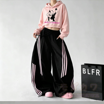 Zweiteiliges Set aus kurzem Hoodie mit Ziegenprint und gestreifter, weit geschnittener Hose - image 1