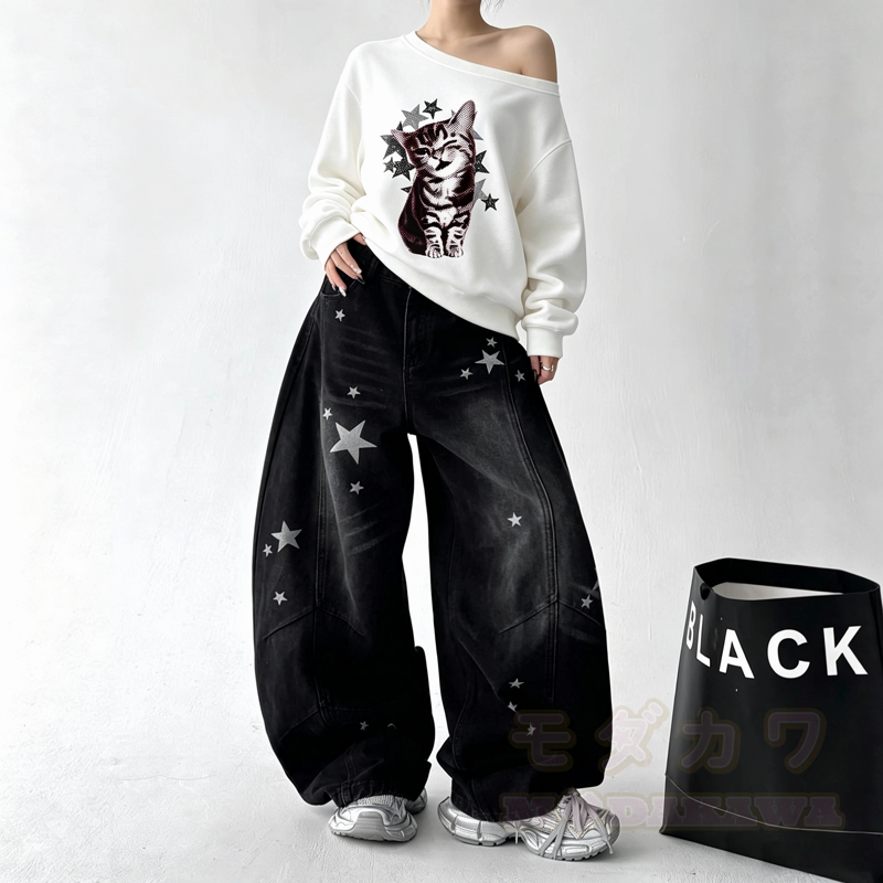 Zweiteiliges Set aus Vintage-Sweatshirt mit Katzenprint, schulterfreiem Oberteil und Jeans mit Sternenpatches - image 1