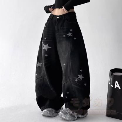 Zweiteiliges Set aus Vintage-Sweatshirt mit Katzenprint, schulterfreiem Oberteil und Jeans mit Sternenpatches - image 3