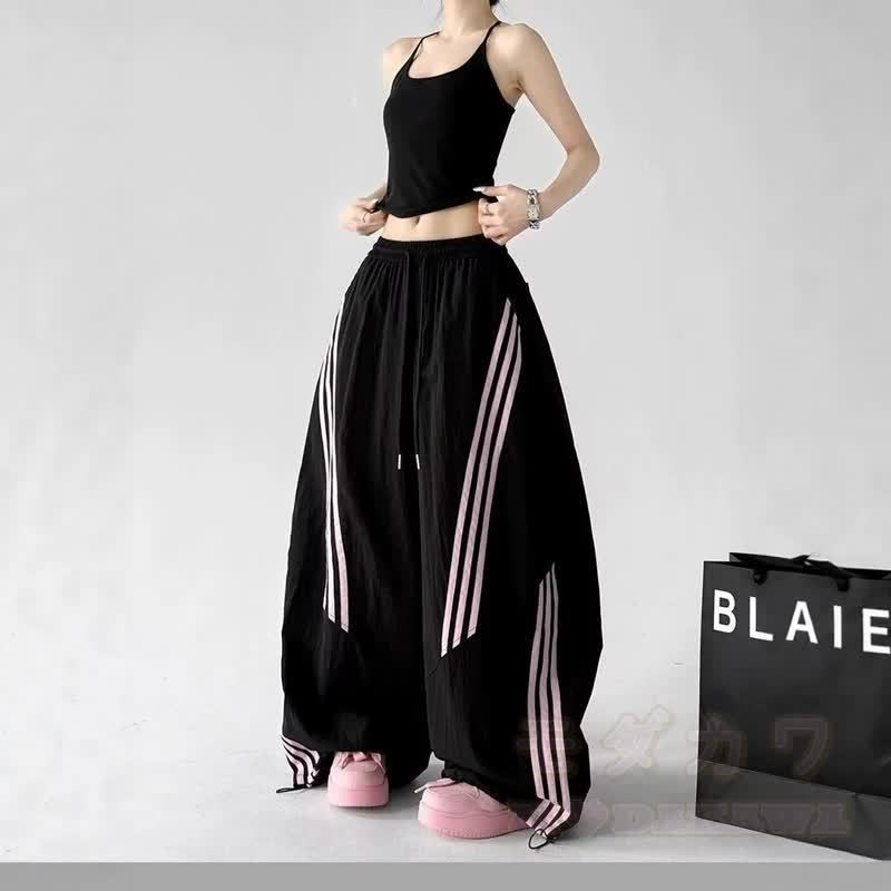 Zweiteiliges Set aus kurzem Hoodie mit Ziegenprint und gestreifter, weit geschnittener Hose - image 3