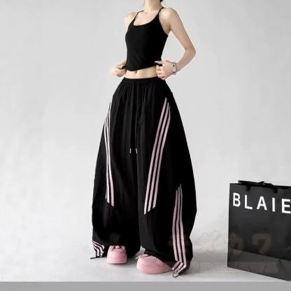 Zweiteiliges Set aus kurzem Hoodie mit Ziegenprint und gestreifter, weit geschnittener Hose - image 3