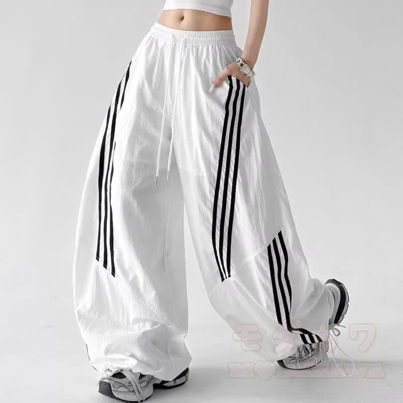 Zweiteiliges Set aus kurzem Hoodie mit Ziegenprint und gestreifter, weit geschnittener Hose - image 7