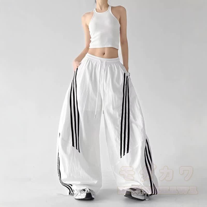 Zweiteiliges Set aus kurzem Hoodie mit Ziegenprint und gestreifter, weit geschnittener Hose - Weiße Hose - 3XL - image 6