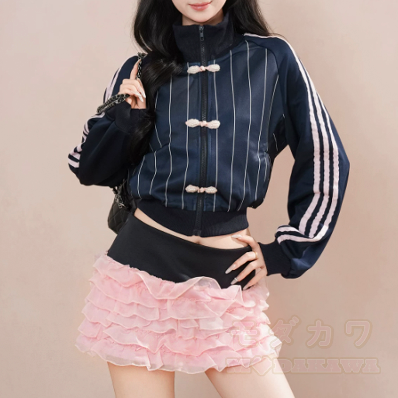 Zweiteiliges Set: Gestreifte Jacke mit Farben und rosa Rüschenrock - image 1
