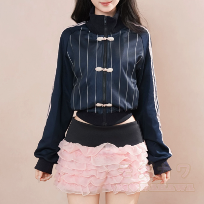 Zweiteiliges Set: Gestreifte Jacke mit Farben und rosa Rüschenrock - image 3