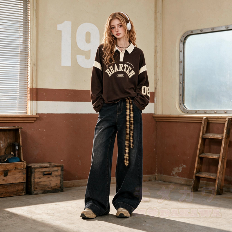 Zweiteiliges Set: Sweatshirt mit Vintage-Buchstabenprint, karierte Jeans mit Gürtel und weitem Bein - image 2