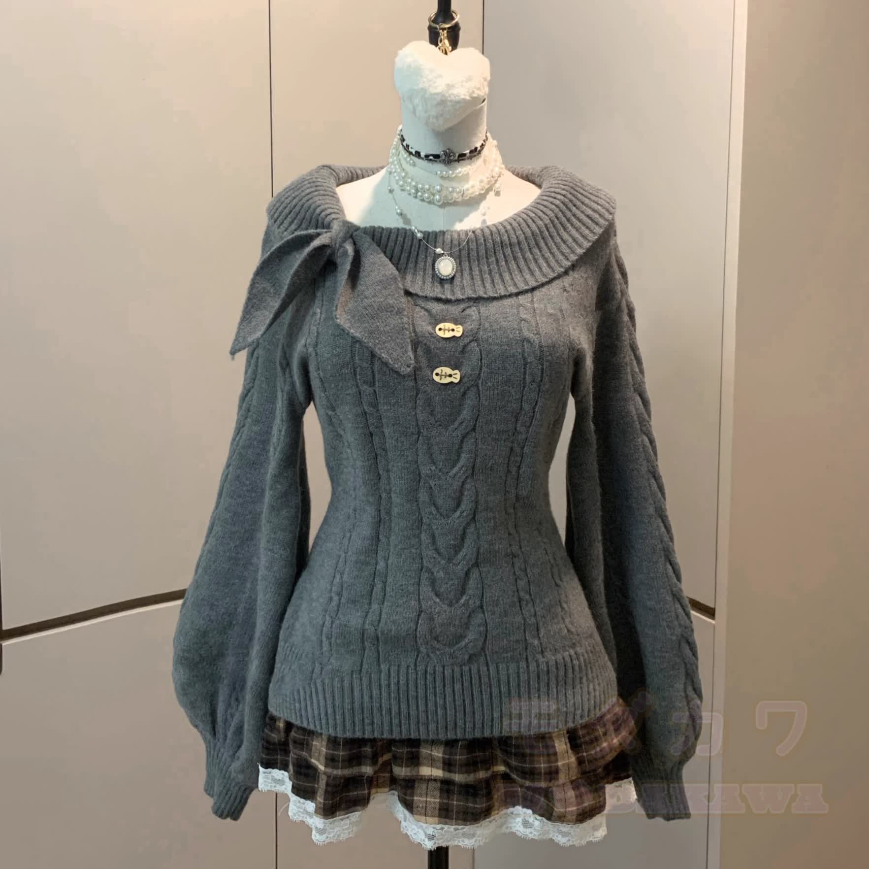 Zweiteiliges Set: Schulterfreier Zopfstrickpullover mit Schleife und karierter Rüschenrock - Graues Oberteil - 2XL - image 1