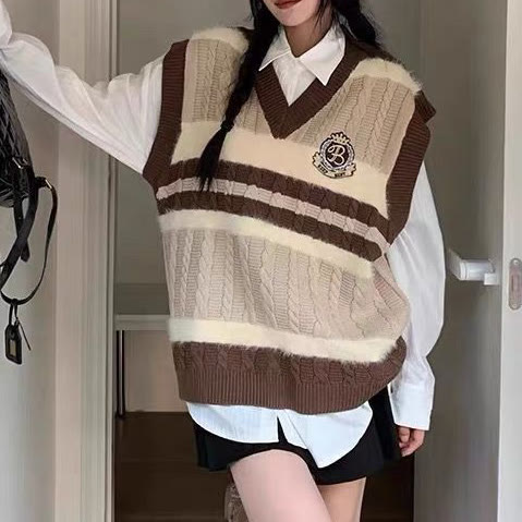 Zweiteiliges Set im Preppy-Stil: Strickweste mit V-Ausschnitt und passende Hose - image 2