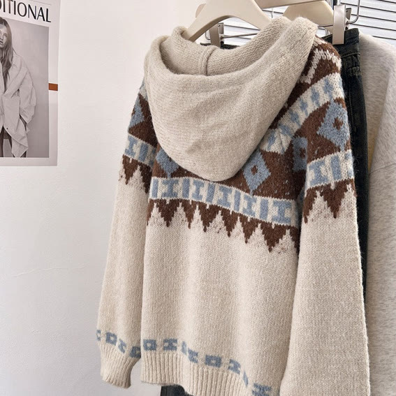 Dreiteiliges Set aus Maillard-Strickcardigan, Basic-Top und brauner Hose - image 6