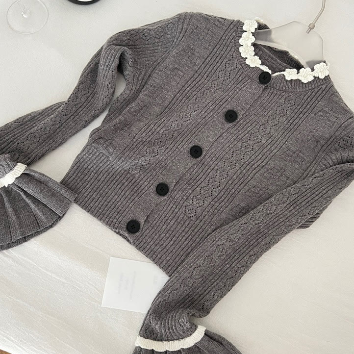 Zweiteiliges Set aus grauer Häkelstrickjacke und Faltenrock - image 2
