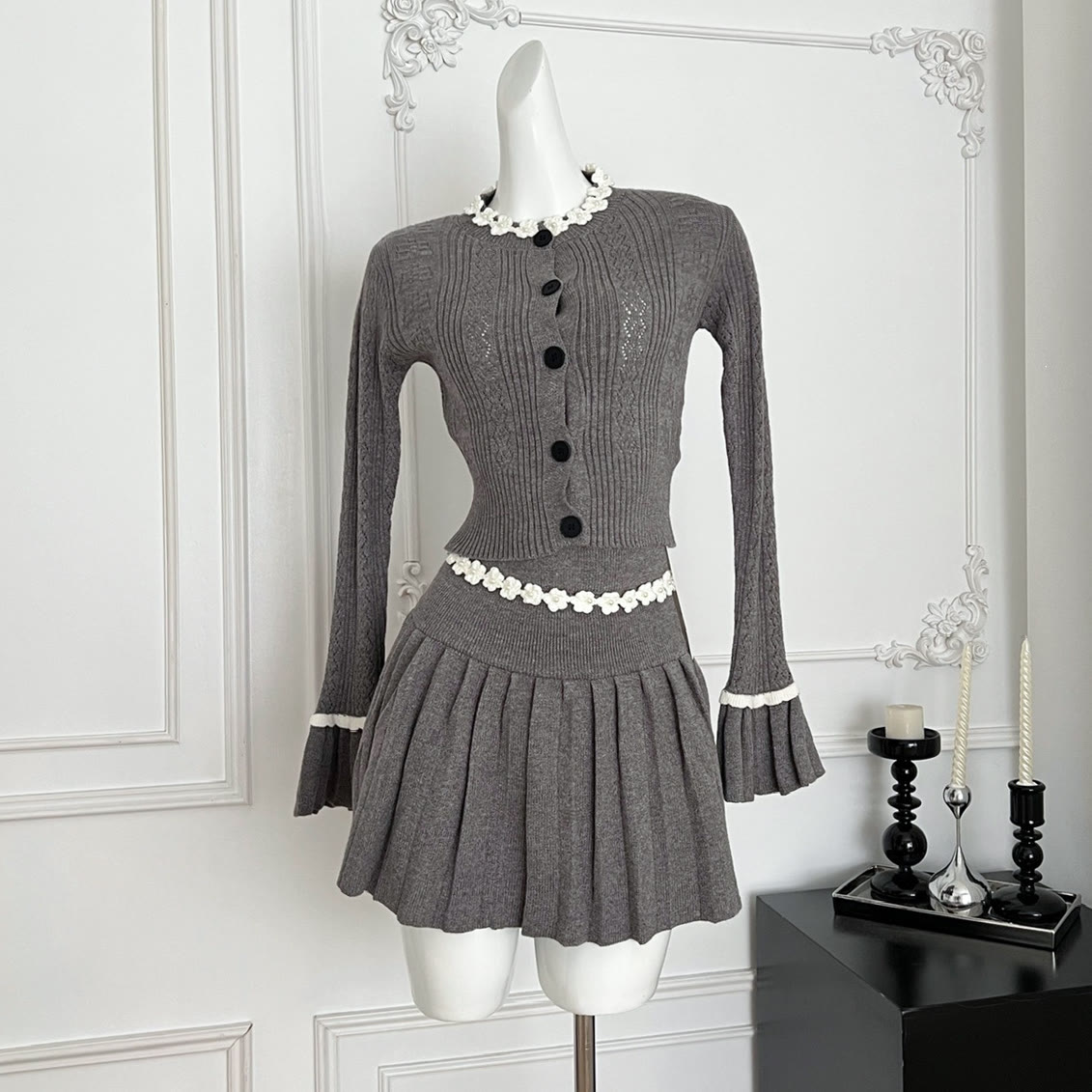 Zweiteiliges Set aus grauer Häkelstrickjacke und Faltenrock - Satz - L - image 1