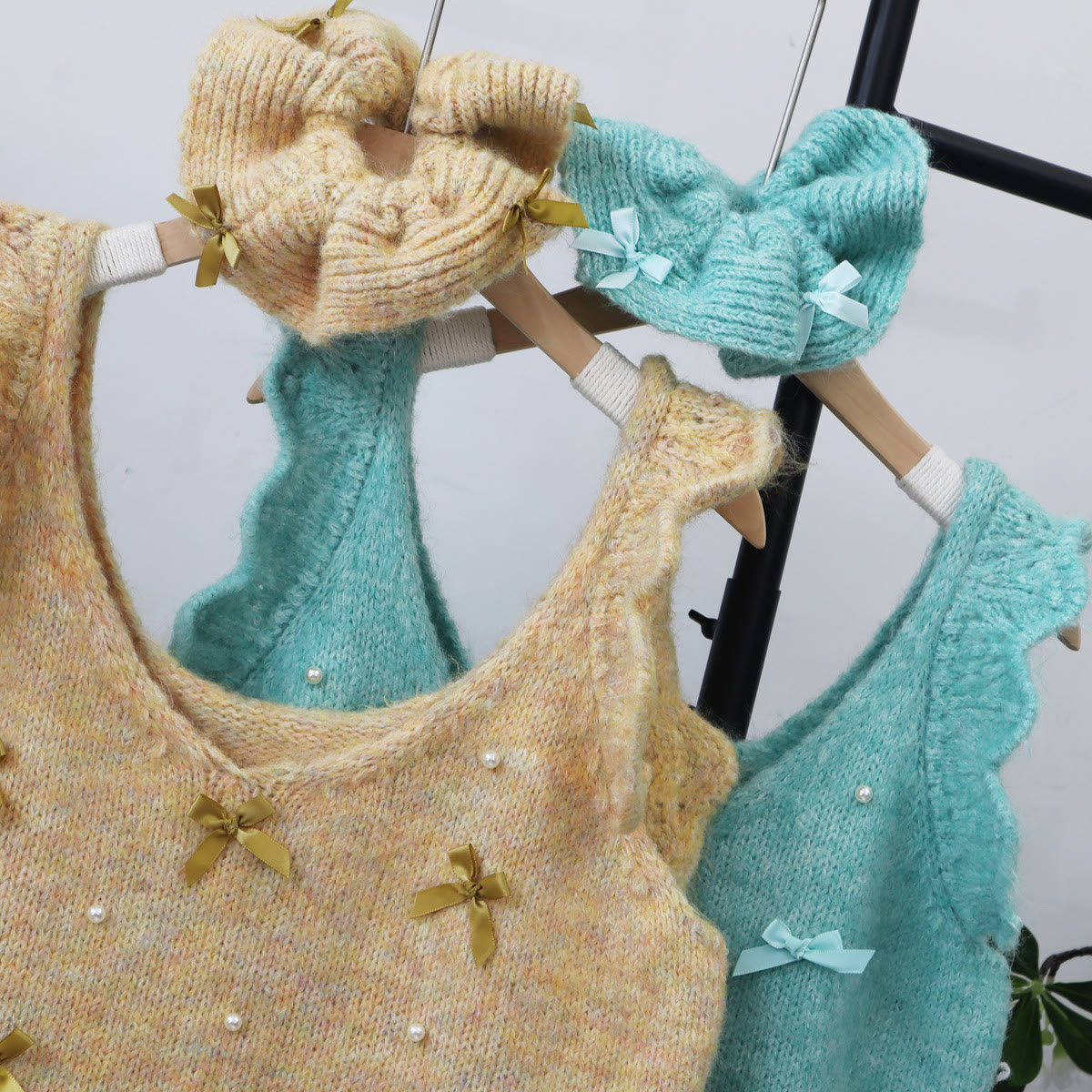 Strickweste mit Schleifenrüschenbesatz - image 2