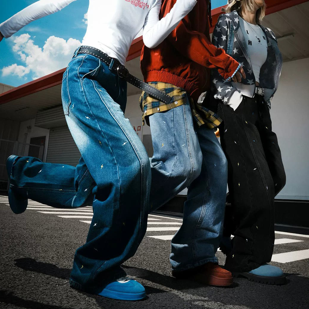 Vintage Jeans mit Blitzstickerei und weitem Bein - image 1