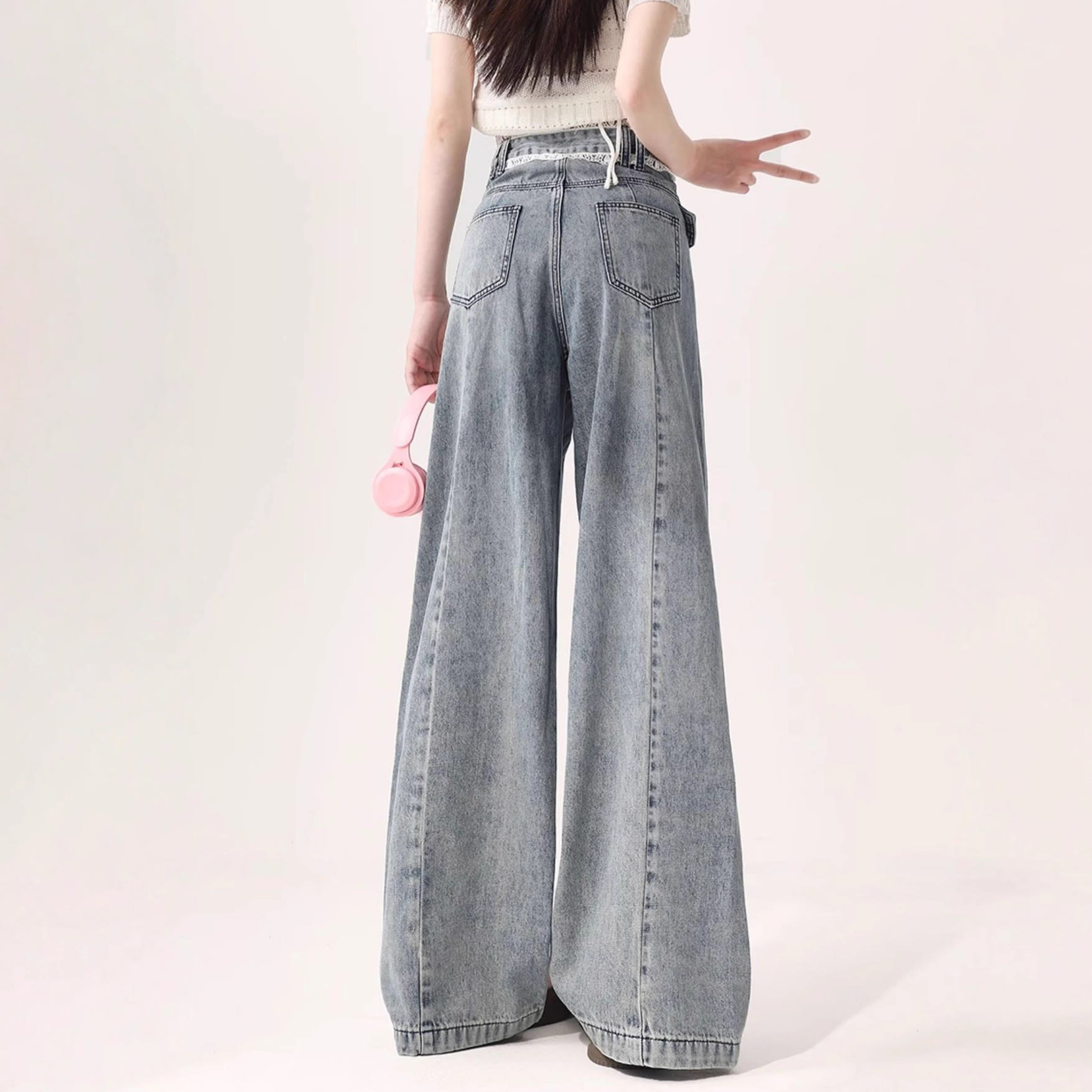 Dreiteiliges Set aus Maillard-Strickpullover mit Kapuze, Hemd und Jeans - image 6