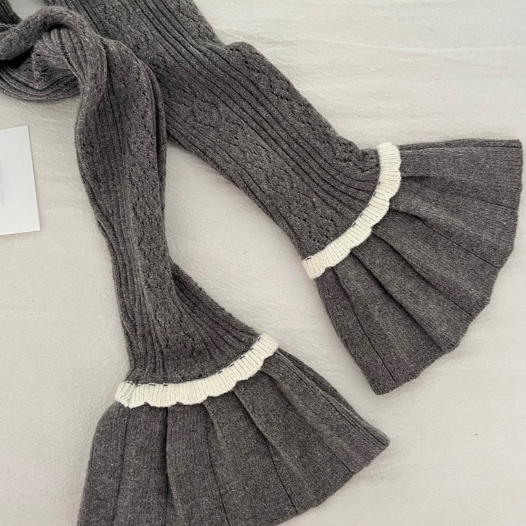Zweiteiliges Set aus grauer Häkelstrickjacke und Faltenrock - image 4