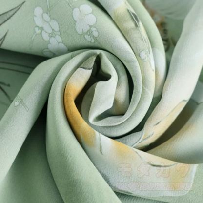 Zweiteiliges Set aus Chiffon-Top mit Blumenmuster und kurzer, weit geschnittener Hose. - image 4