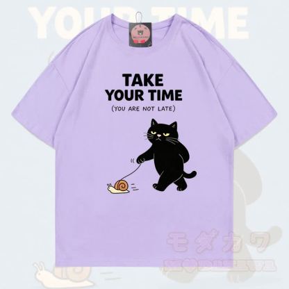 MODAKAWA TAKE YOUR TIME Katzenmotiv T-Shirt aus 100 % Baumwolle - Hellviolett - 5XL - image 9