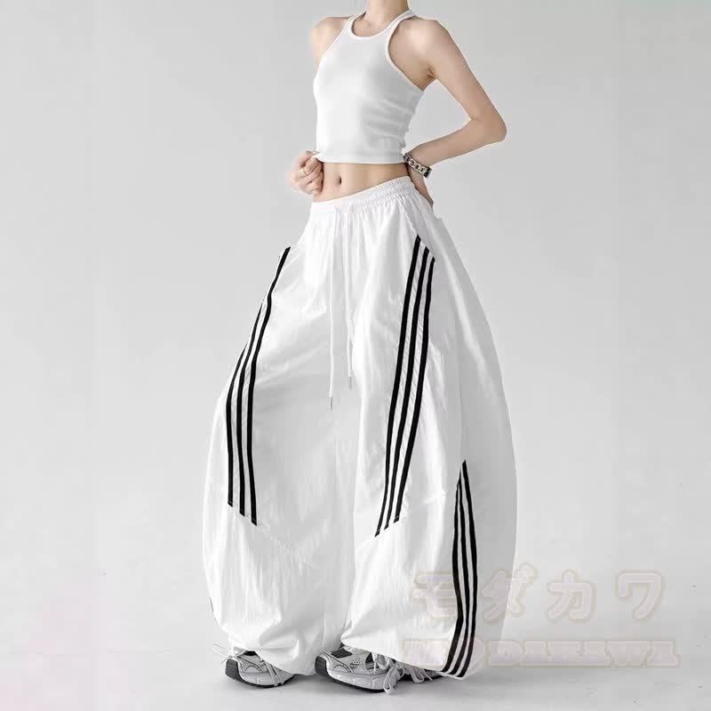 Zweiteiliges Set aus kurzem Hoodie mit Ziegenprint und gestreifter, weit geschnittener Hose - image 8