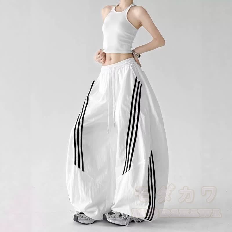 Zweiteiliges Set aus kurzem Hoodie mit Ziegenprint und gestreifter, weit geschnittener Hose - image 8