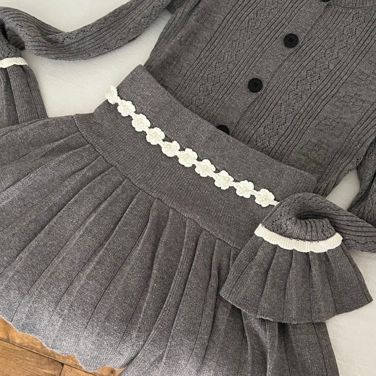 Zweiteiliges Set aus grauer Häkelstrickjacke und Faltenrock - image 5
