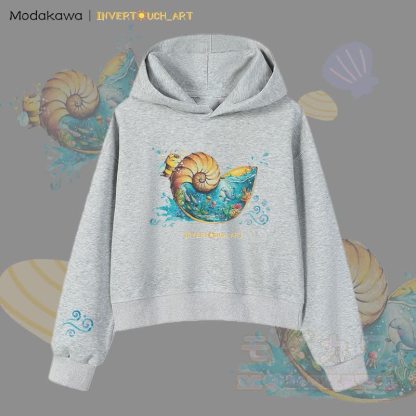 MODAKAWA X INVERTOUCH_ART Ocean Shell Bee Graphic Modakawa Cropped Cotton Hoodie - Grau B - 3XL - image 14
