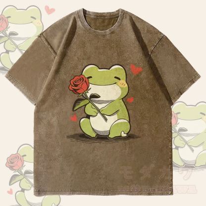 MODAKAWA Niedliches Frosch-mit-Rosen-Motiv Unisex Vintage Washed T-Shirt - Dunkelbraun - 4XL - image 3