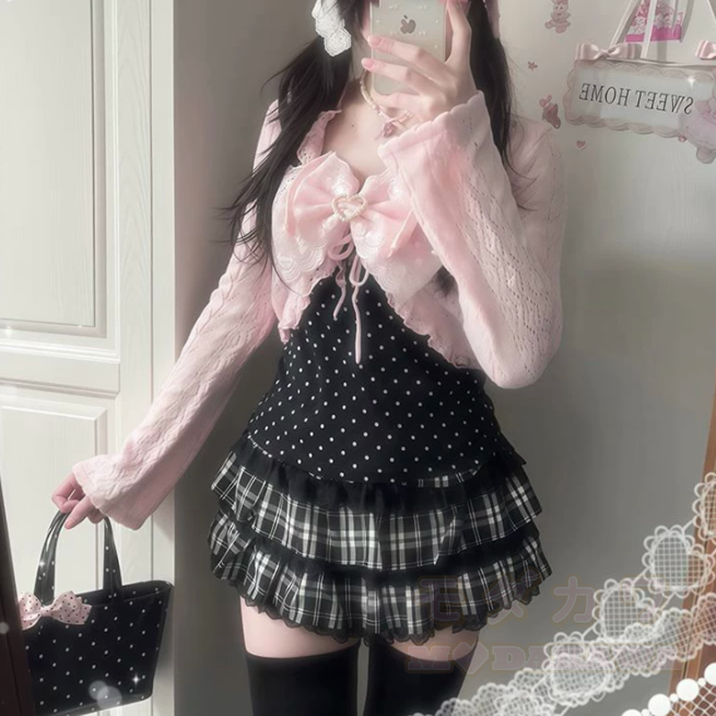 Dreiteiliges Set: Cardigan mit Schleife, gepunktetes Trägertop mit kariertem Rüschenrock - image 9