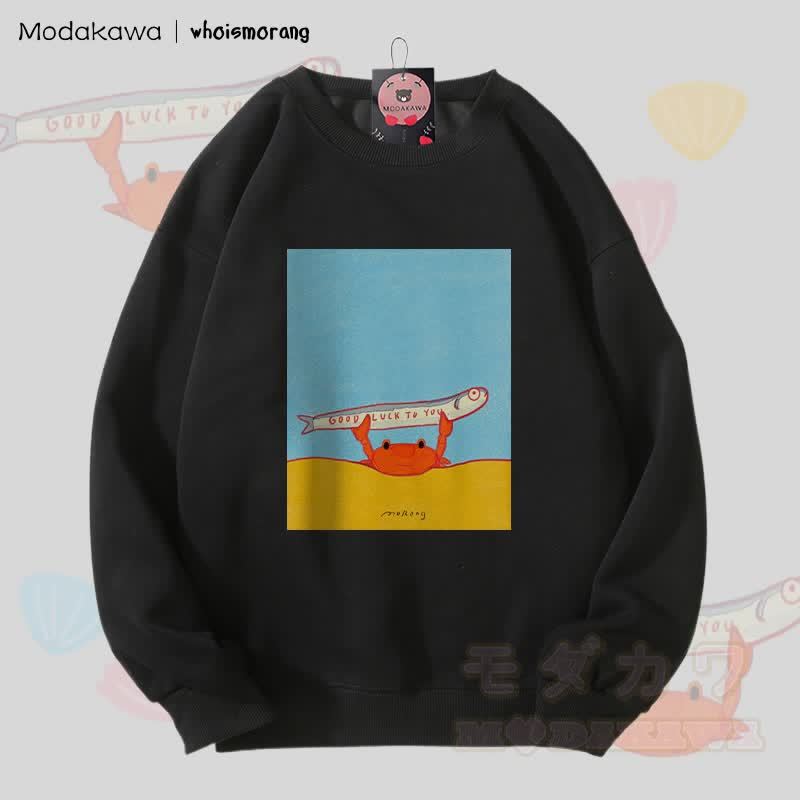 MODAKAWA X whoismorang VIEL GLÜCK FÜR DICH Krabbe hält einen Fisch Grafik Unisex Sweatshirt - Schwarz - 5XL - image 4