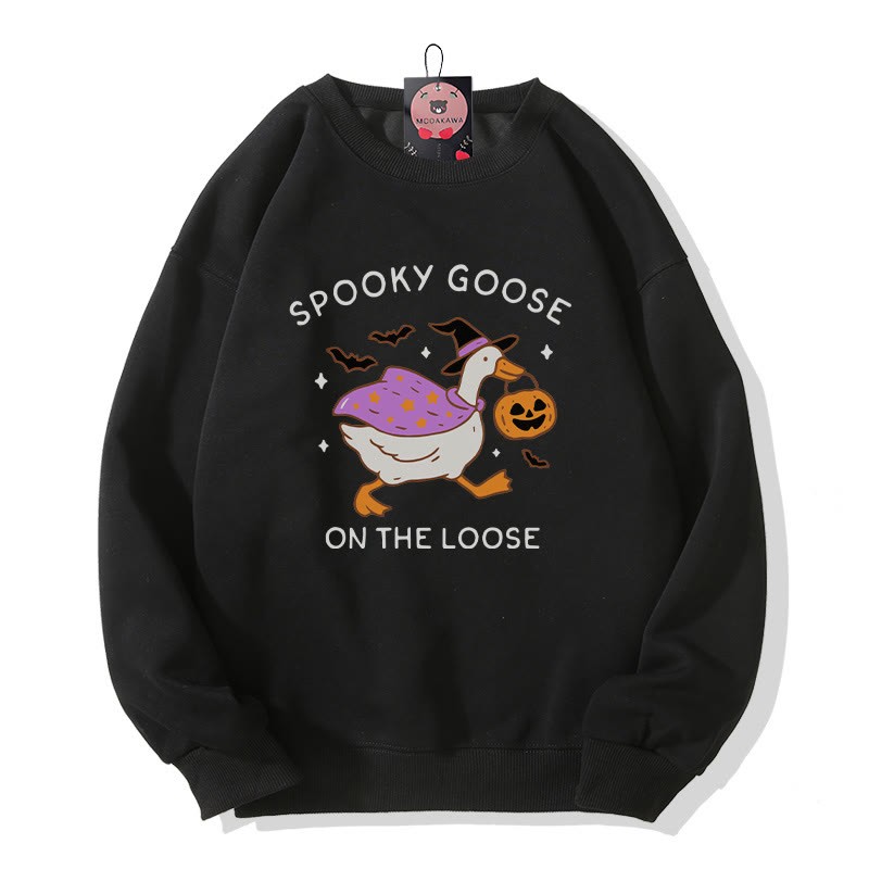 Gruselige Gans auf freiem Fuß – Hexengans mit Kürbis – Halloween-Grafik – Rundhals-Sweatshirt - Black - 5XL - image 3