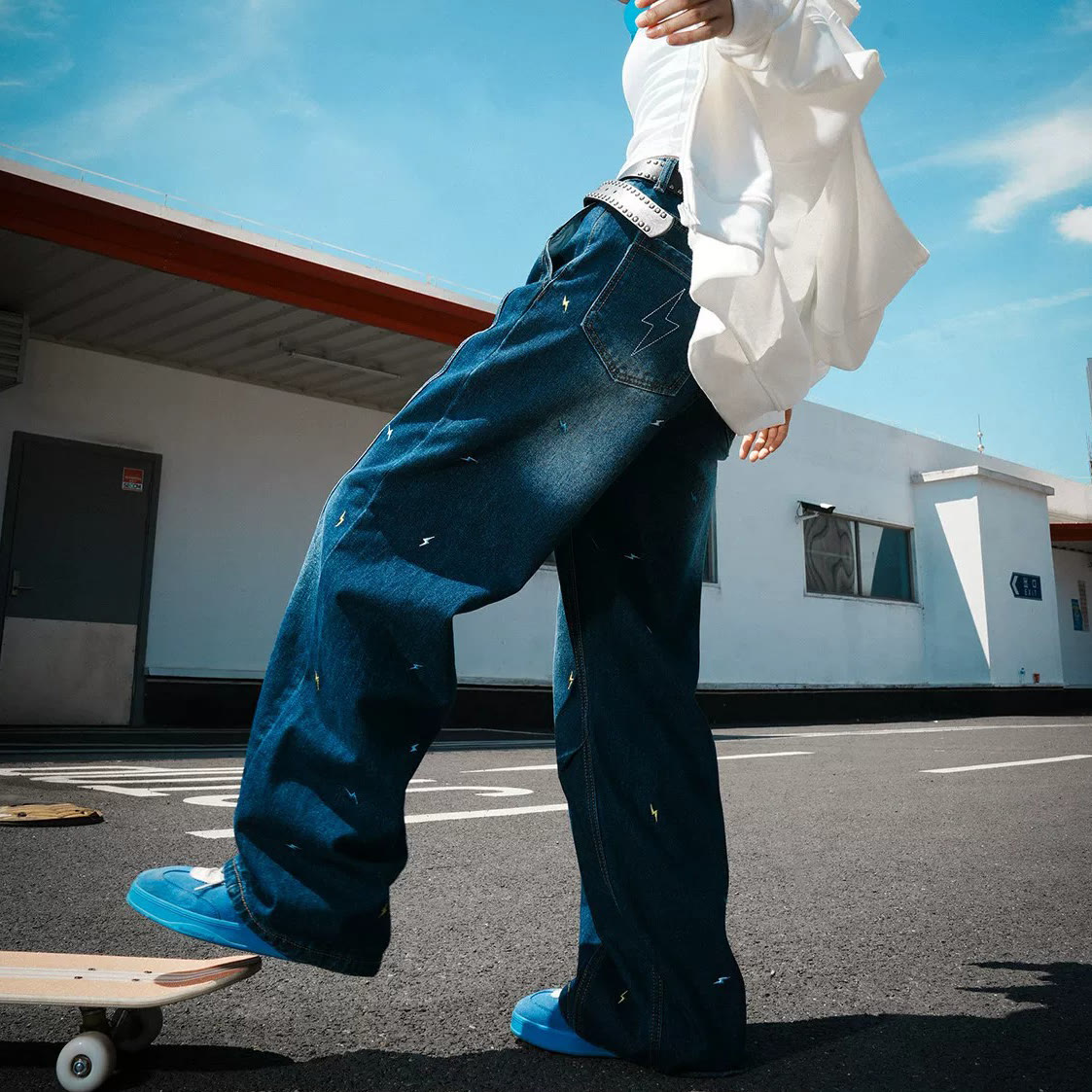 Vintage Jeans mit Blitzstickerei und weitem Bein - image 8