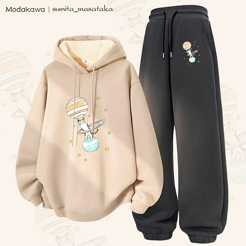 MODAKAWA X sumita_masataka Zweiteiliges Set mit Katzenmotiv „Saturn hebt Katze“ (Motiv) – Hoodie und Hose mit dickem Fleecefutter - Apricot&Dark Grey - 5XL - image 2