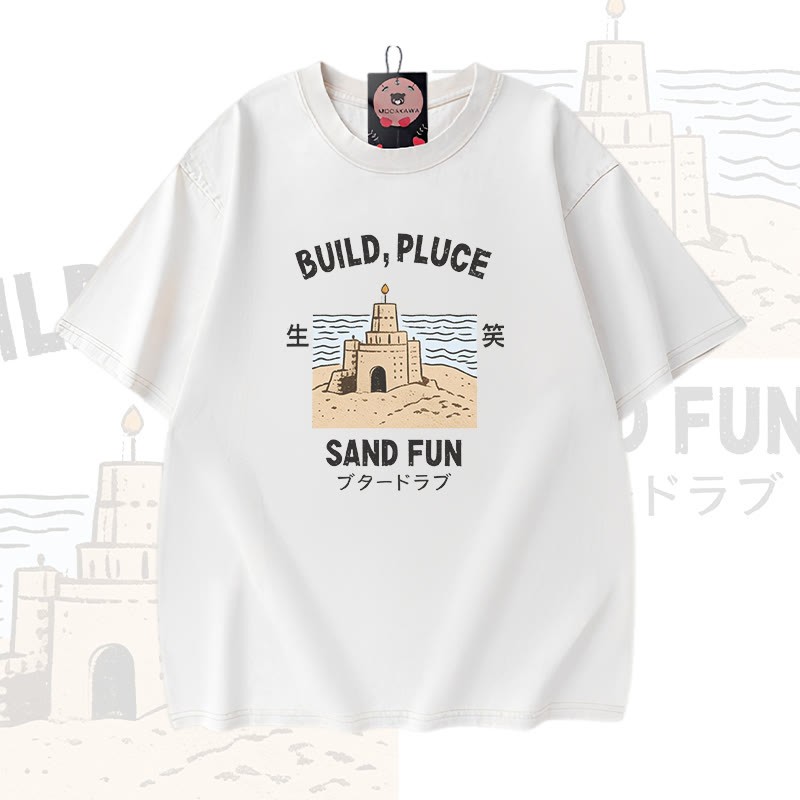 BUILD PLUCE SAND FUN Sandburg-Grafik Modakawa Vintage Washed 100% Baumwoll-T-Shirt - White - 5XL - image 3