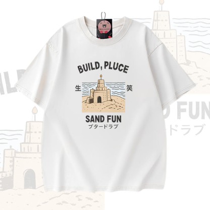 BUILD PLUCE SAND FUN Sandburg-Grafik Modakawa Vintage Washed 100% Baumwoll-T-Shirt - White - 5XL - image 3