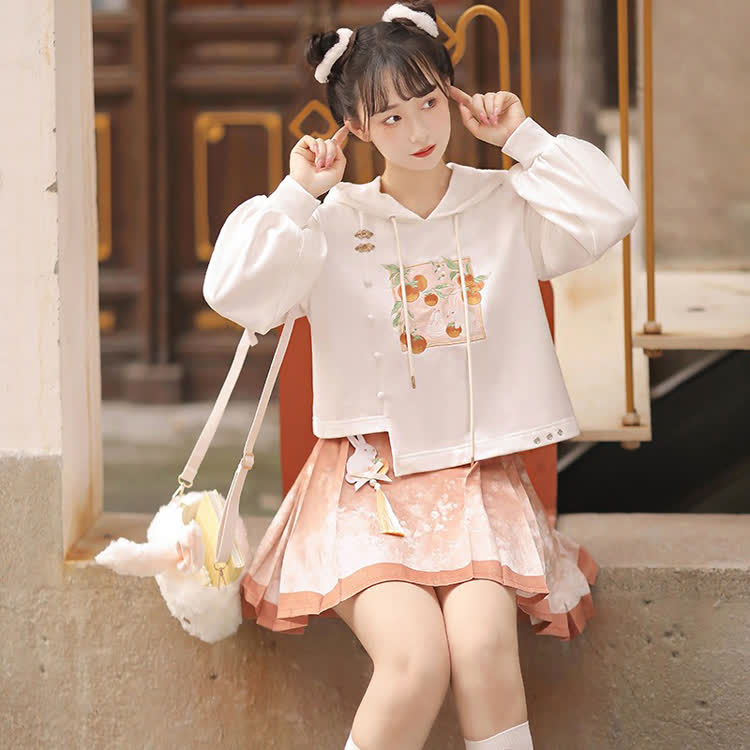 Oranger Hoodie mit Hasenmotiv und rosa Faltenminirock - image 5