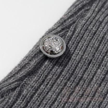 Unregelmäßiger Strickpullover, grauer Rock, passendes Outfit - image 5