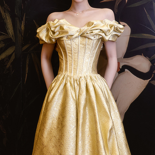 Schulterfreies, bauschiges Abendkleid - image 4