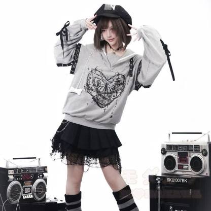 Gothic-Hoodie mit Herzmotiv im Oversized-Look und mehrlagigem, plissiertem Spitzenrock - image 11