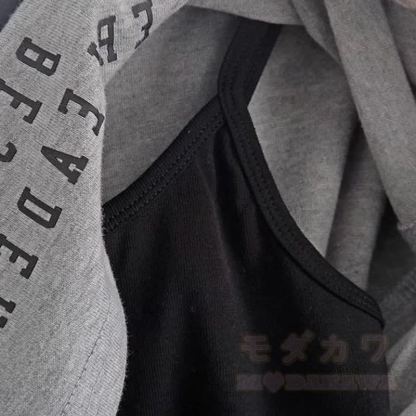 T-Shirt mit gotischem Buchstabenprint, Stufenrock mit Kettenrüschen - image 7