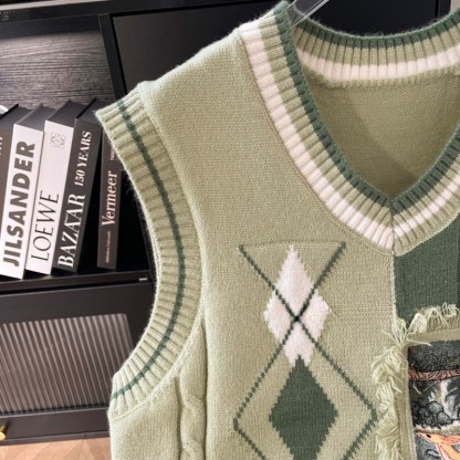Strickweste mit V-Ausschnitt, Farben und Quaste - image 3