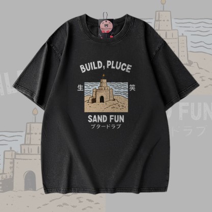 BUILD PLUCE SAND FUN Sandburg-Grafik Modakawa Vintage Washed 100% Baumwoll-T-Shirt - Black - 5XL - image 2