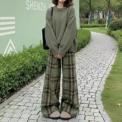 Zweiteiliges Set aus lockerem Pullover und karierter, weit geschnittener Hose - image 5