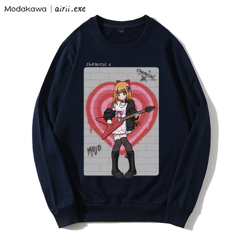 MODAKAWA X airii.exe CHEMICAL Sweatshirt mit Rundhalsausschnitt und Buchstabendruck „Gitarrenmädchen“ - Purplish Blue - 5XL - image 4