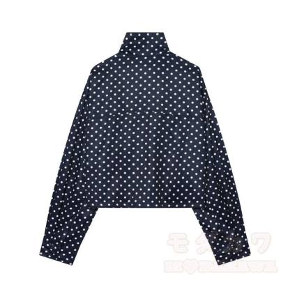 Zweiteiliges Set aus gepunkteter Stehkragenjacke und Shorts - image 7