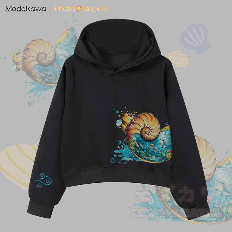 MODAKAWA X INVERTOUCH_ART Ocean Shell Bee Graphic Modakawa Cropped Cotton Hoodie - Schwarz A - 3XL - image 4