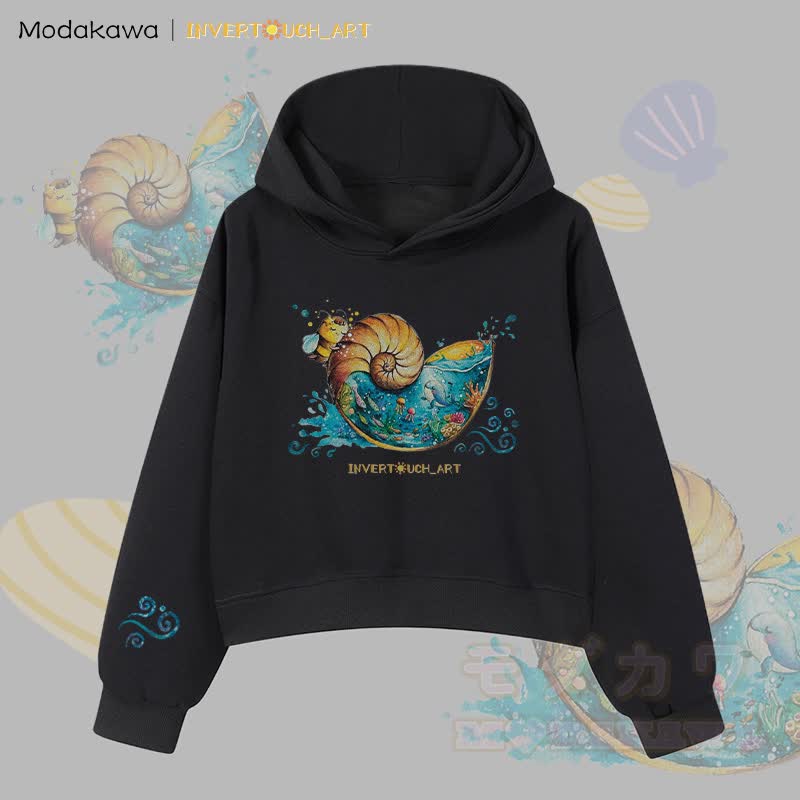 MODAKAWA X INVERTOUCH_ART Ocean Shell Bee Graphic Modakawa Cropped Cotton Hoodie - Schwarz B - 3XL - image 5