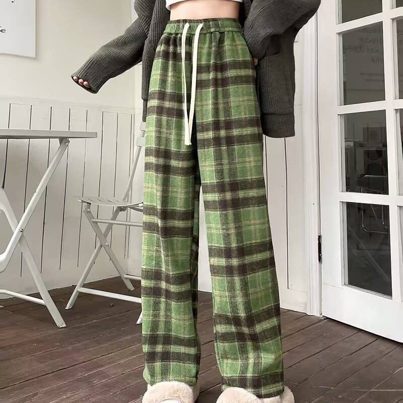 Zweiteiliges Set aus lockerem Pullover und karierter, weit geschnittener Hose - image 6