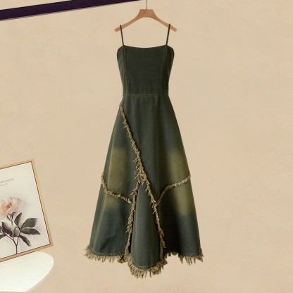 Zweiteiliges Set aus Strickkleid mit Gürtel und Jeanskleid - image 3