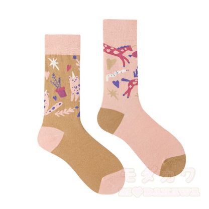 Bunte, asymmetrisch bedruckte Socken bis zur Wade - image 15