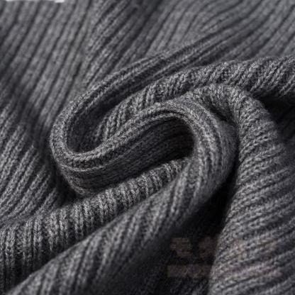 Unregelmäßiger Strickpullover, grauer Rock, passendes Outfit - image 7