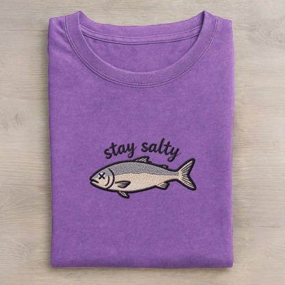 STAY SALTY Dead Fish Grafik Unisex Vintage gewaschenes T-Shirt - Purple - 5XL - image 4